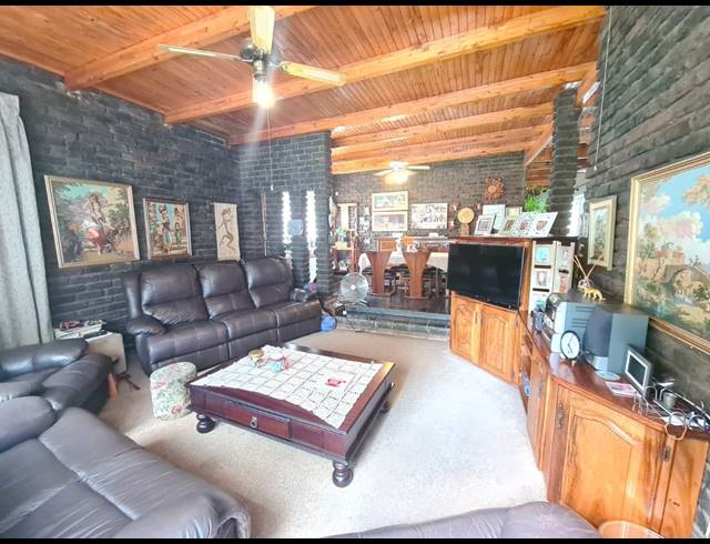 2HA SMALLHOLDING FOR SALE IN MOOILANDE